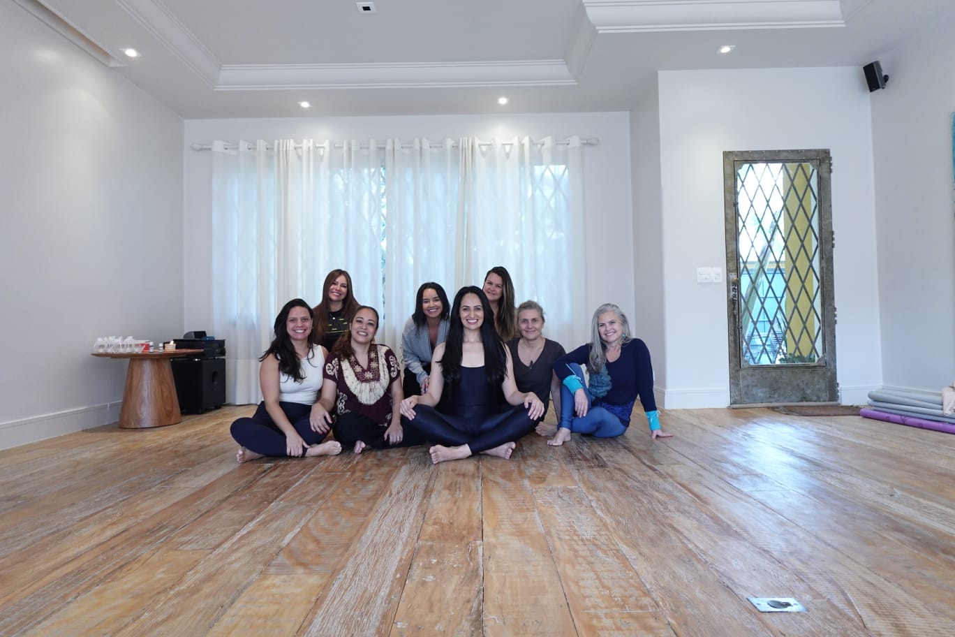 Participantes do evento Florescer da Presença, realizado em 2025 na Casa Teté, sentadas no salão
